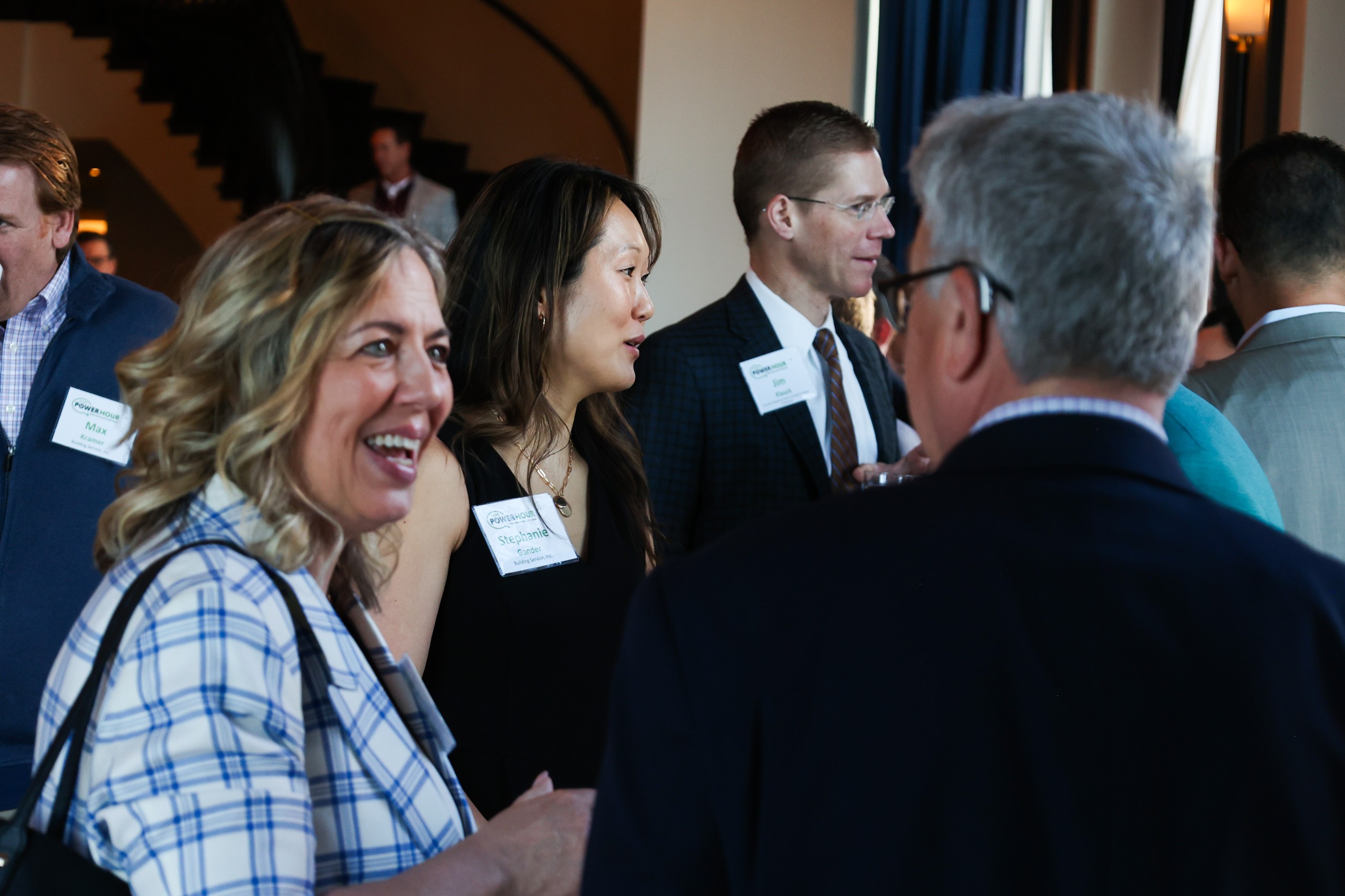 7E0A7779 People networking at a business event